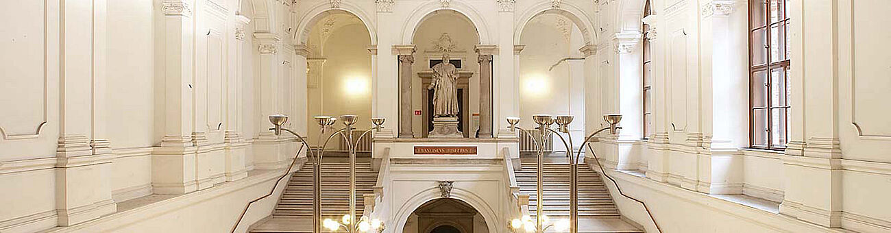 Copyright Franz Pfluegl. Bild zeigt Juristenstiege im Hauptgebäude